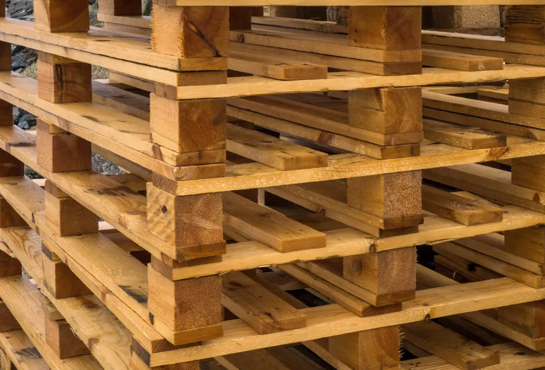 Palets de madera EUR apilados en nave industrial