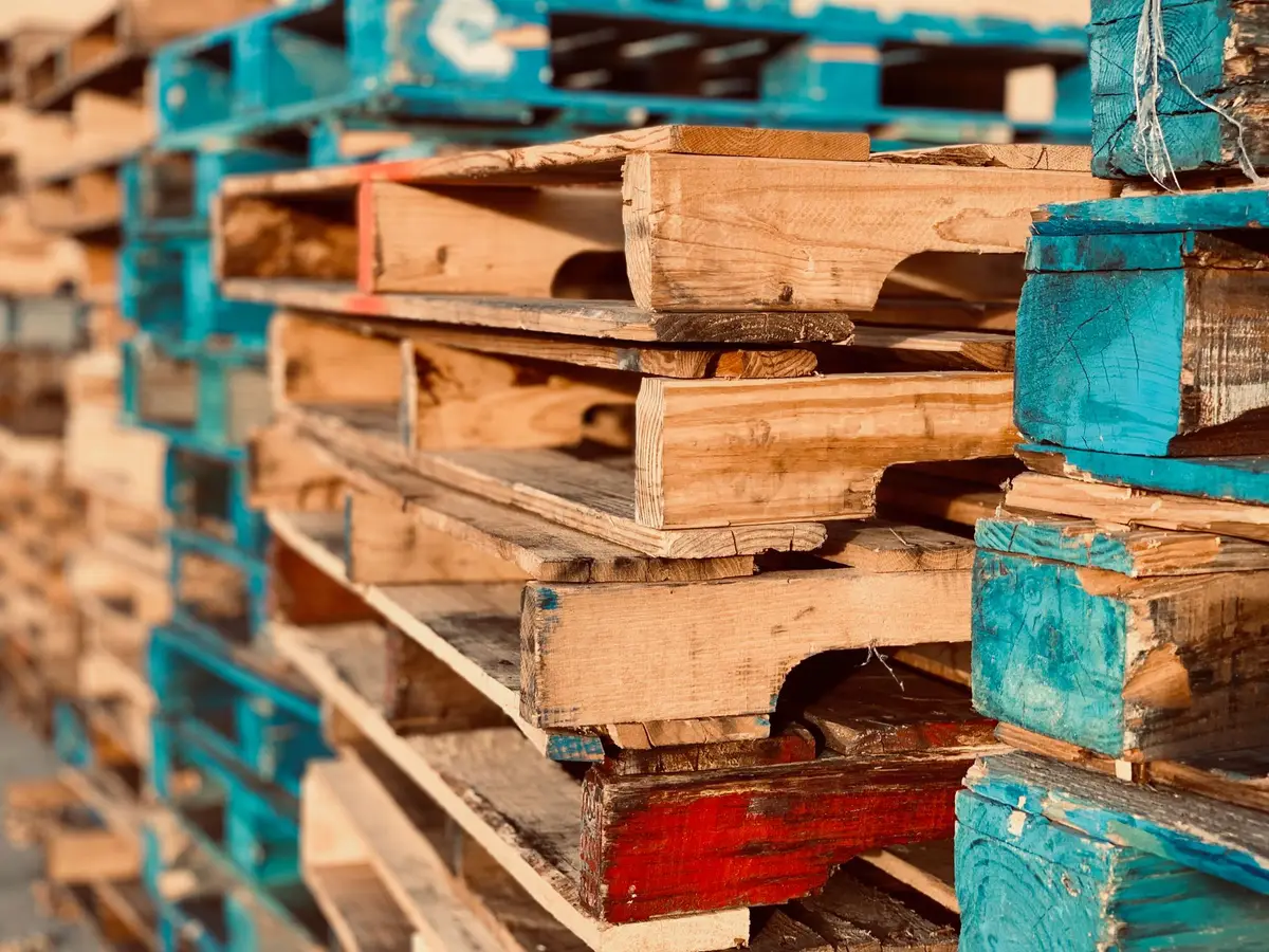 Detalle de palets de madera recuperados apilados