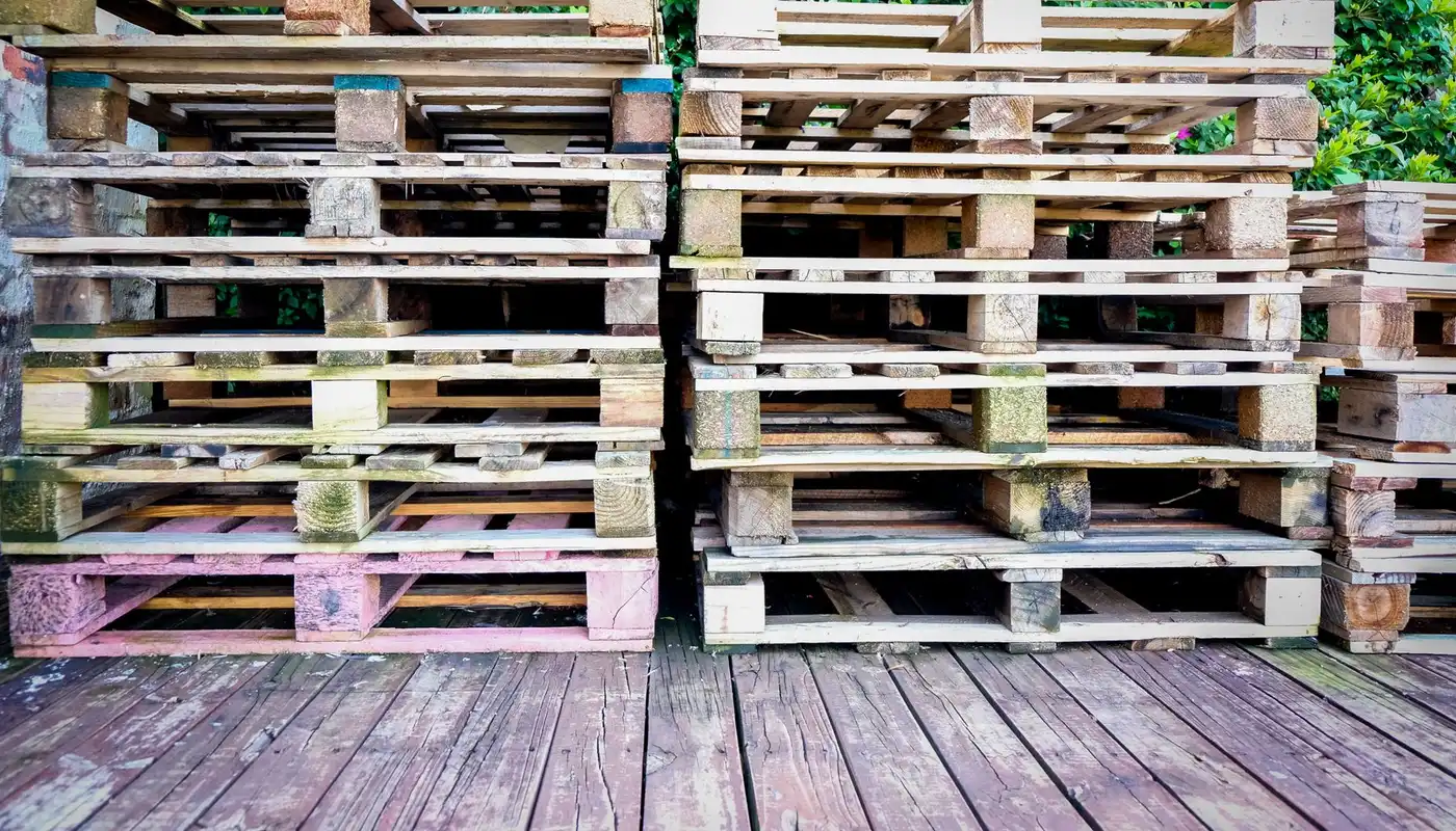 Palets de madera apilados en el patio de una nave