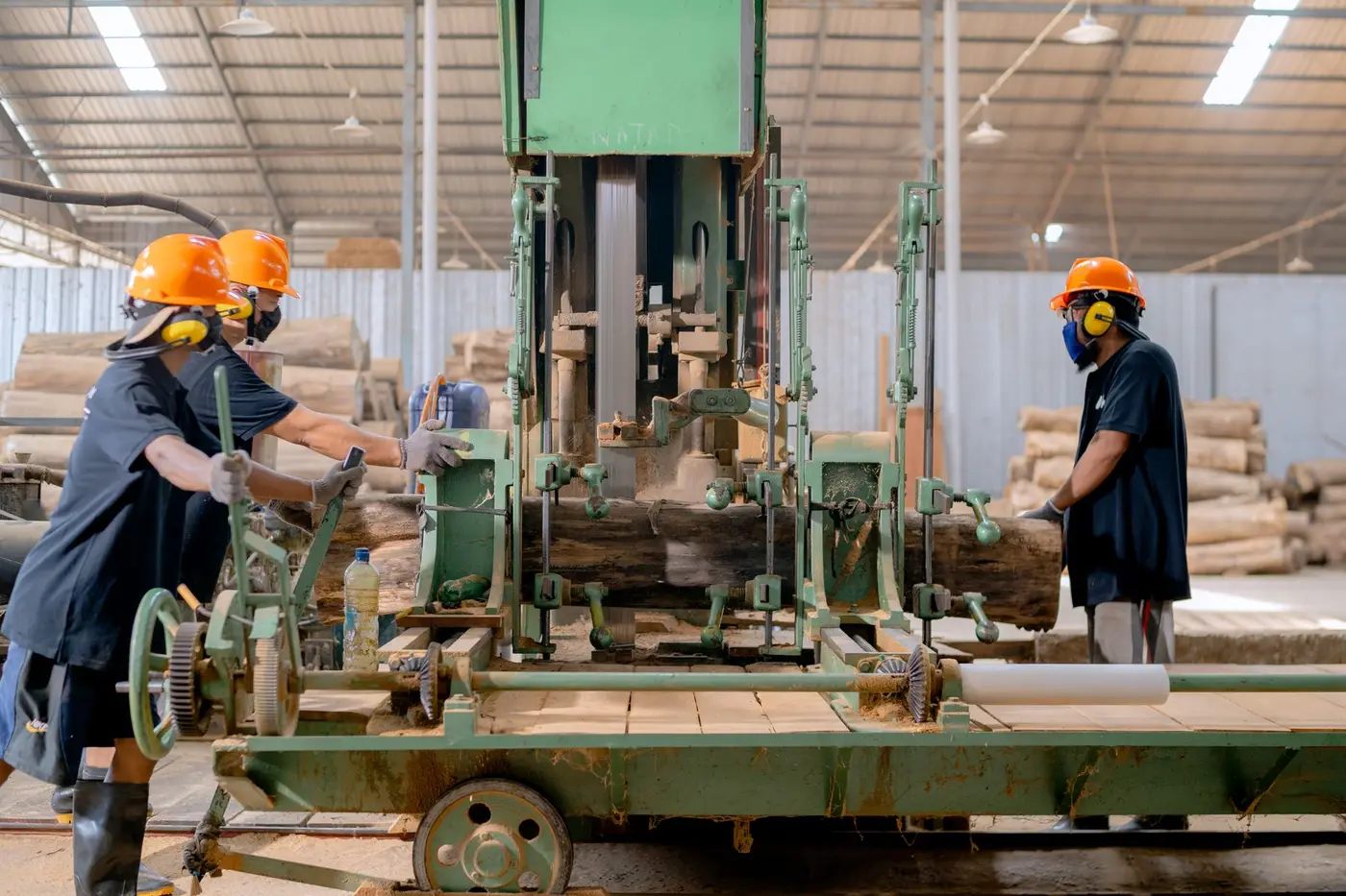 Operarios trabajando la madera en una planta de fabricación